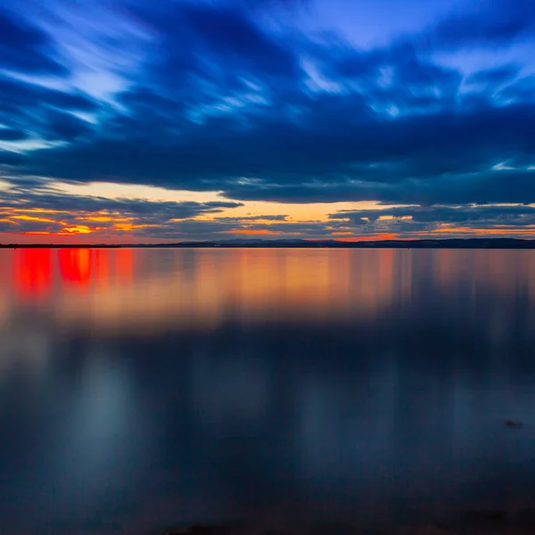 Dramatische Kleurrijke Levendige Avondrood Met Wolken Tot Uiting Het Water — Stockfoto