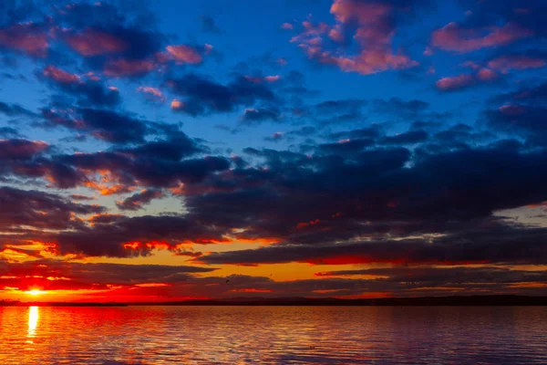 Ciel Coucher Soleil Vibrant Coloré Dramatique Avec Des Nuages Réfléchis — Photo