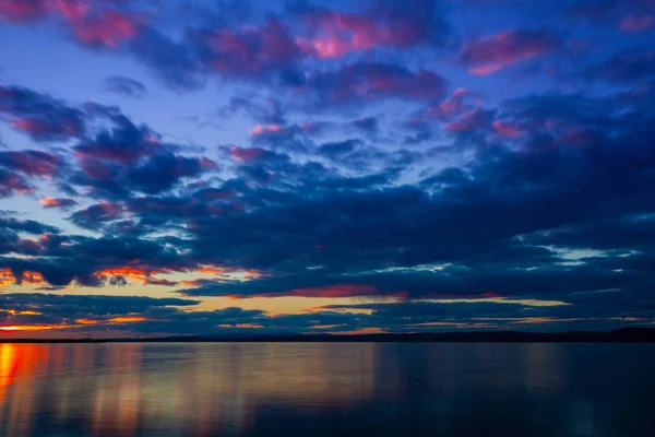 Ciel Coucher Soleil Vibrant Coloré Dramatique Avec Des Nuages Réfléchis — Photo