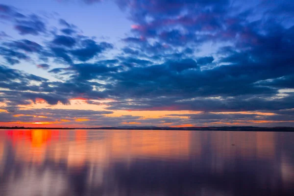 Dramatic Colorful Vibrant Sunset Sky Clouds Reflected Water — Stock Photo, Image