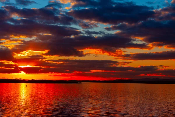 Драматическое Яркое Яркое Небо Заката Облаками Отраженными Воде — стоковое фото