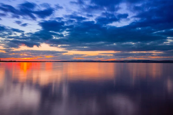 Dramatic Colorful Vibrant Sunset Sky Clouds Reflected Water — Stock Photo, Image