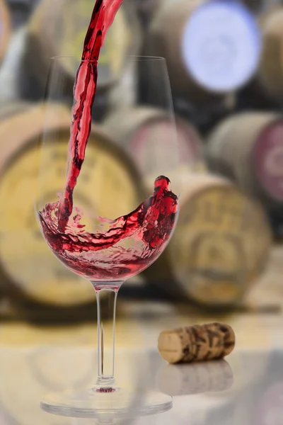 Verser Vin Rouge Dans Verre Vin Avec Éclaboussure Dans Une — Photo