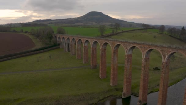 在苏格兰南部的苏格兰边境的梅尔罗斯附近的特威河上 Leaderfoot 高架桥 Drygrange 高架桥 是一条铁路高架桥 — 图库视频影像