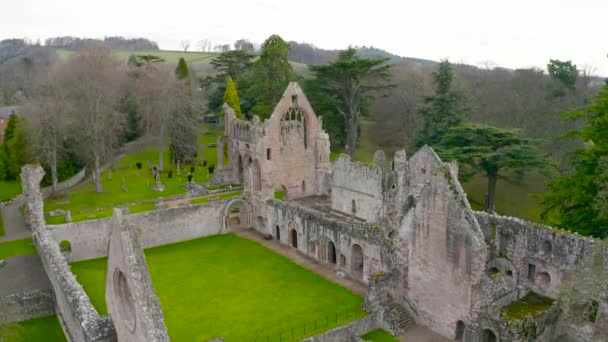 スコティッシュ ボーダーズのツイード川のほとりドライバラ修道院の遺跡を空撮は公称 1150年 スコットランドに設立されました — ストック動画