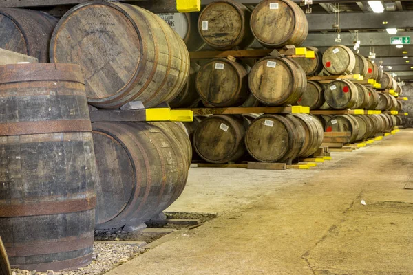 Islay Scotland Sept 2017 Velhos Barris Cascos Madeira Armazém Destilaria — Fotografia de Stock