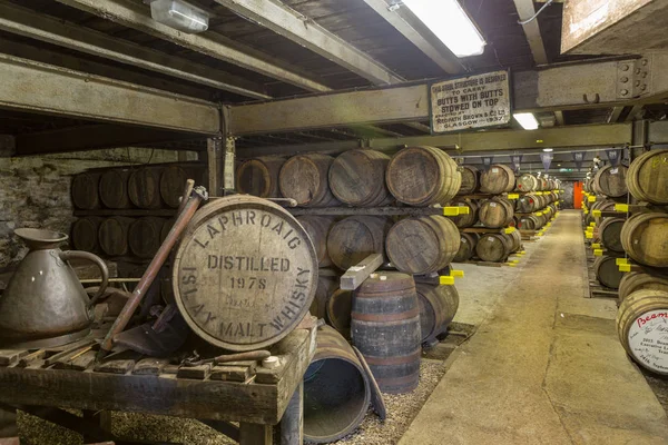 Islay Szkocja Wrze 2017 Starych Drewnianych Beczkach Beczkach Lafroaig Whisky — Zdjęcie stockowe