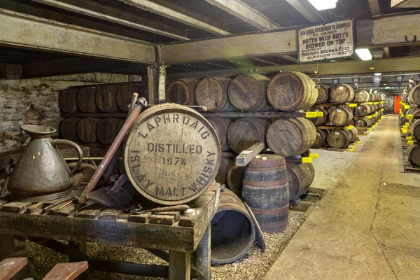 Islay Scotland Sept 2017 Velhos Barris Cascos Madeira Armazém Destilaria — Fotografia de Stock