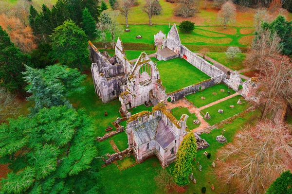 スコティッシュ ボーダーズのツイード川のほとりドライバラ修道院の遺跡を空撮は公称 1150年 スコットランドに設立されました — ストック写真