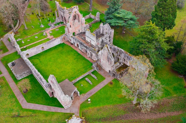 スコティッシュ ボーダーズのツイード川のほとりドライバラ修道院の遺跡を空撮は公称 1150年 スコットランドに設立されました — ストック写真