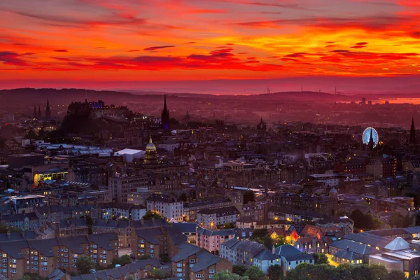 Edinburgh Şehir Güzel Turuncu Günbatımı Gökyüzü Ile Görünümünü — Stok fotoğraf
