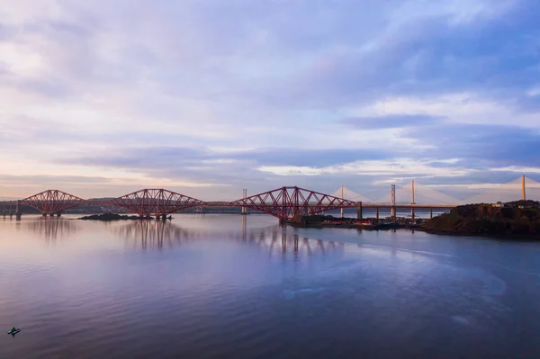 在三个世纪里 在苏格兰奎恩斯渡口附近的福思河畔建造了三座桥 即福思桥 福思桥和奎恩斯渡口 20和21世纪 — 图库照片