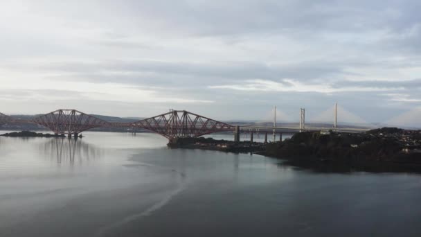 Три Моста Форт Железнодорожный Мост Форт Роуд Мост Queensferry Crossing — стоковое видео