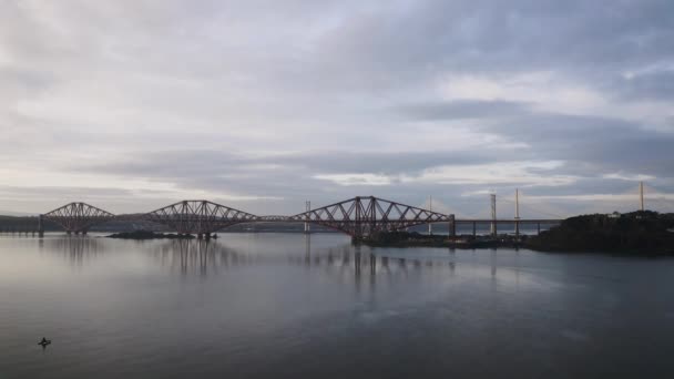 Tres Puentes Puente Ferroviario Forth Puente Forth Road Cruce Queensferry — Vídeos de Stock