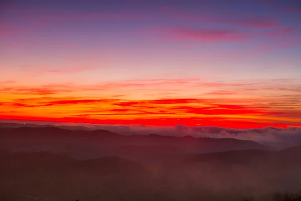 Γραφικό Ηλιοβασίλεμα Πάνω Από Τοπίο Θολό Τοπίο Γραφική Θέα Του — Φωτογραφία Αρχείου