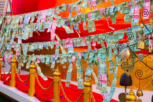 在泰国曼谷的 Wat Saket 金山寺 为泰国天使女神雕像献祭的钞票 选择性对焦 — 图库照片