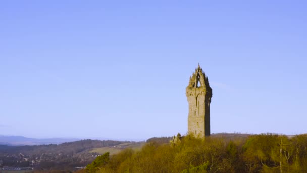国家华莱士纪念碑是一座耸立在阿比克雷格的肩膀上的塔 这座山顶俯瞰着苏格兰的斯特林 它纪念威廉 华莱士爵士 13世纪的苏格兰英雄 — 图库视频影像