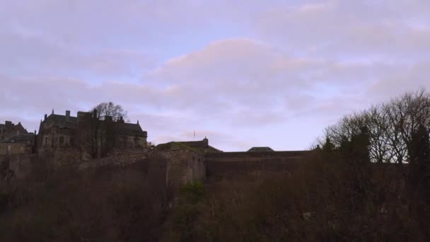 Vista Aérea Del Castillo Stirling Cima Colina Rocosa Centro Escocia — Vídeo de stock