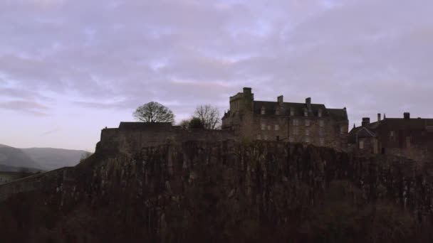 Vista Aérea Del Castillo Stirling Cima Colina Rocosa Centro Escocia — Vídeos de Stock