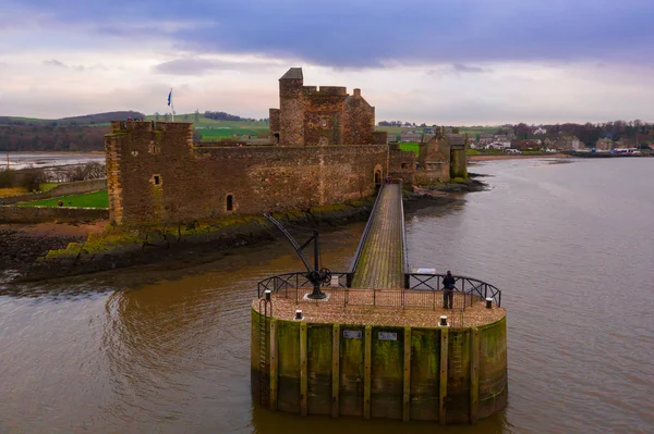 黑暗城堡是15世纪的堡垒 靠近苏格兰的 Blackness Firth 的南岸 — 图库照片