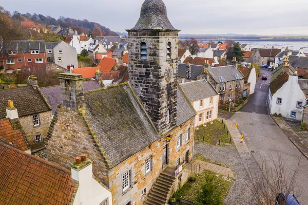 それとクーロス町の空撮は美しい 世紀の宮殿 商人の家 スコットランドの伝統的なコテージ — ストック写真
