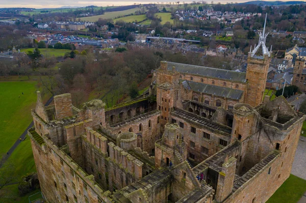 リンリスゴー城遺跡 ウェスト ロージアン スコットランドのスコットランドのメアリー女王の発祥の地の空撮 — ストック写真