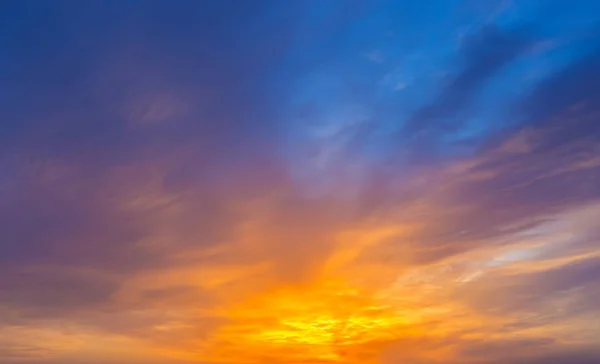 Malebné Dramatické Barevné Živé Západu Slunce Obloha Mraky Široký Úhel — Stock fotografie