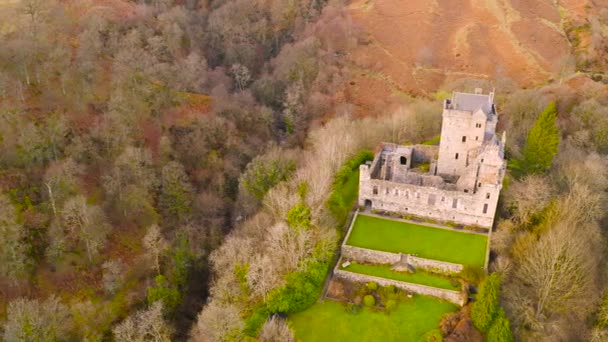 グレン スコットランドのクラックマナンシャイアに中世の城キャンベル破滅の空撮 — ストック動画