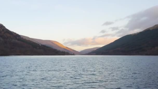 Szkocki Piękny Kolorowy Krajobraz Zachodu Słońca Loch Voil Góry Las — Wideo stockowe