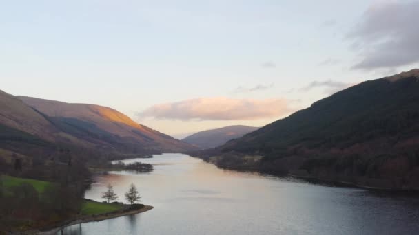 Scottish Όμορφο Πολύχρωμο Τοπίο Ηλιοβασίλεμα Loch Voil Βουνά Και Δάσος — Αρχείο Βίντεο