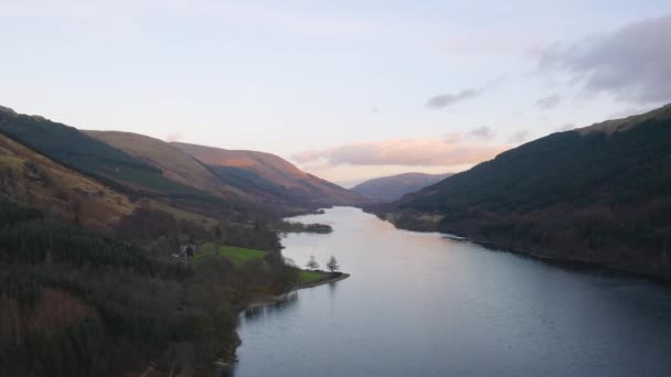 Scottish Όμορφο Πολύχρωμο Τοπίο Ηλιοβασίλεμα Loch Voil Βουνά Και Δάσος — Αρχείο Βίντεο