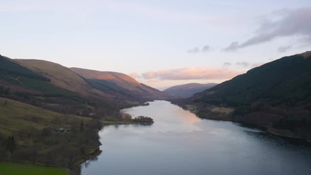 Scottish Όμορφο Πολύχρωμο Τοπίο Ηλιοβασίλεμα Loch Voil Βουνά Και Δάσος — Αρχείο Βίντεο