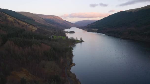 Scottish Όμορφο Πολύχρωμο Τοπίο Ηλιοβασίλεμα Loch Voil Βουνά Και Δάσος — Αρχείο Βίντεο