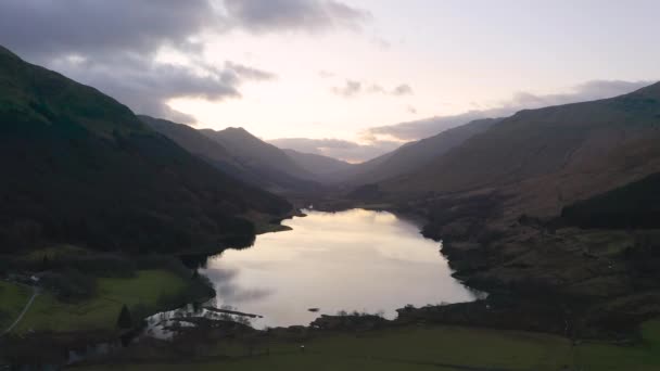 Schotse Prachtige Kleurrijke Zonsondergang Landschap Met Loch Voil Bergen Bos — Stockvideo