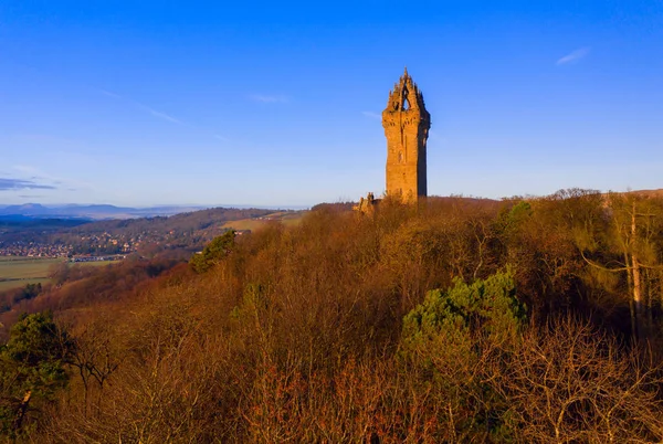 国家华莱士纪念碑是一座耸立在阿比克雷格的肩膀上的塔 这座山顶俯瞰着苏格兰的斯特林 它纪念威廉 华莱士爵士 13世纪的苏格兰英雄 — 图库照片