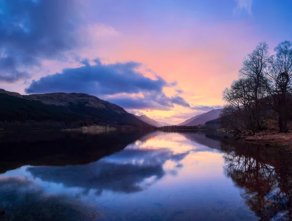 Schotse Prachtige Kleurrijke Zonsondergang Landschap Met Loch Voil Bergen Bos — Stockfoto