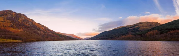 Skotsk Vakkert Fargerikt Solnedgangslandskap Med Loch Voil Fjell Skog Ved – stockfoto