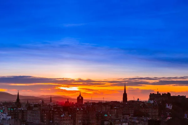 Festői Kilátás Nyílik Esti Edinburgh Óvárosának Vár Calton Hill Skócia — Stock Fotó