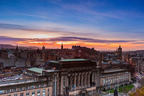 Malebný Výhled Večerní Edinburgh Staré Město Hradem Calton Hill Skotsko — Stock fotografie