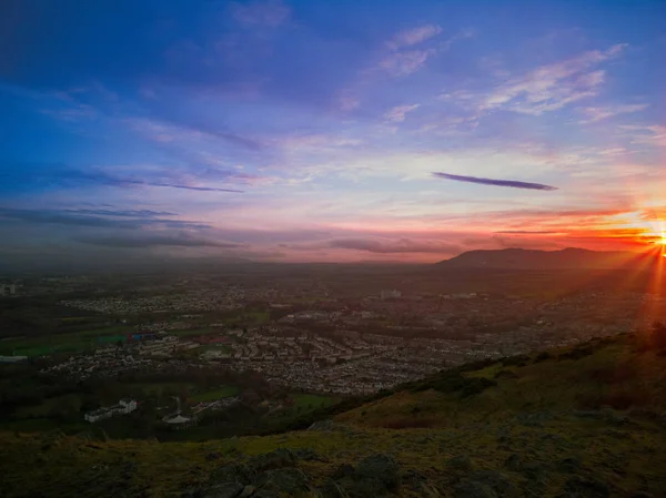 Luchtfoto Van Holyrood Park Met Pentland Hills Avondrood Achtergrond Edinburgh — Stockfoto