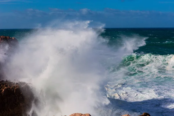 Meereswellen Treffen Auf Felswand Bei Praia Bordeira Portugal — Stockfoto