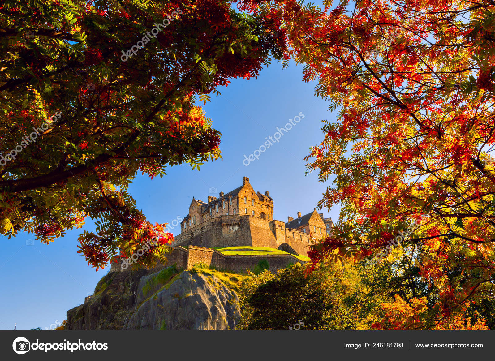 Edinburghin Linna Kehystetty Syksyllä Puiden Oksat Vihreä Oranssi Keltainen  Lehdet — valokuva © SergeBertasiusPhotography #246181798