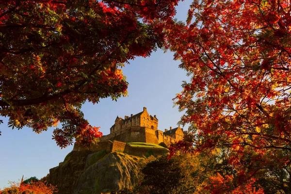 Castillo Edimburgo Enmarcado Ramas Árboles Otoño Con Hojas Verdes Naranjas — Foto de Stock