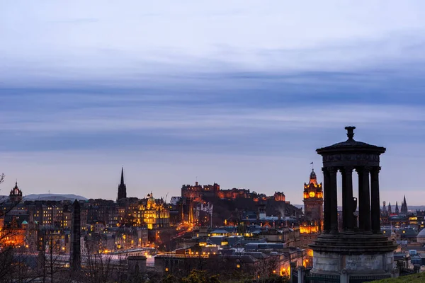 Noche vista Edimburgo desde la colina de Calton con su casco antiguo y —  Fotos de Stock
