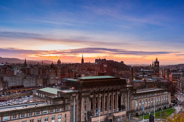 Schilderachtig uitzicht over de oude stad Edinburgh met het kasteel avond — Stockfoto