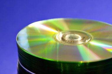 Mavi arka plan üzerinde CD yığını
