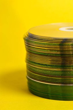 CD yığını sarı zemin üzerine