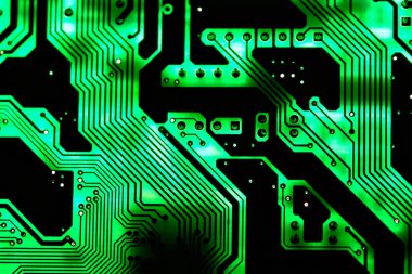 Elektronik bilgisayar devre kartı yeşil izleri olan