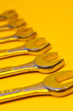 İngiliz anahtarı araçları sarı