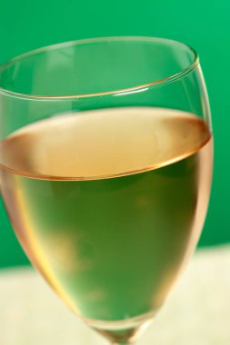 şarap yeşil zemin üzerine